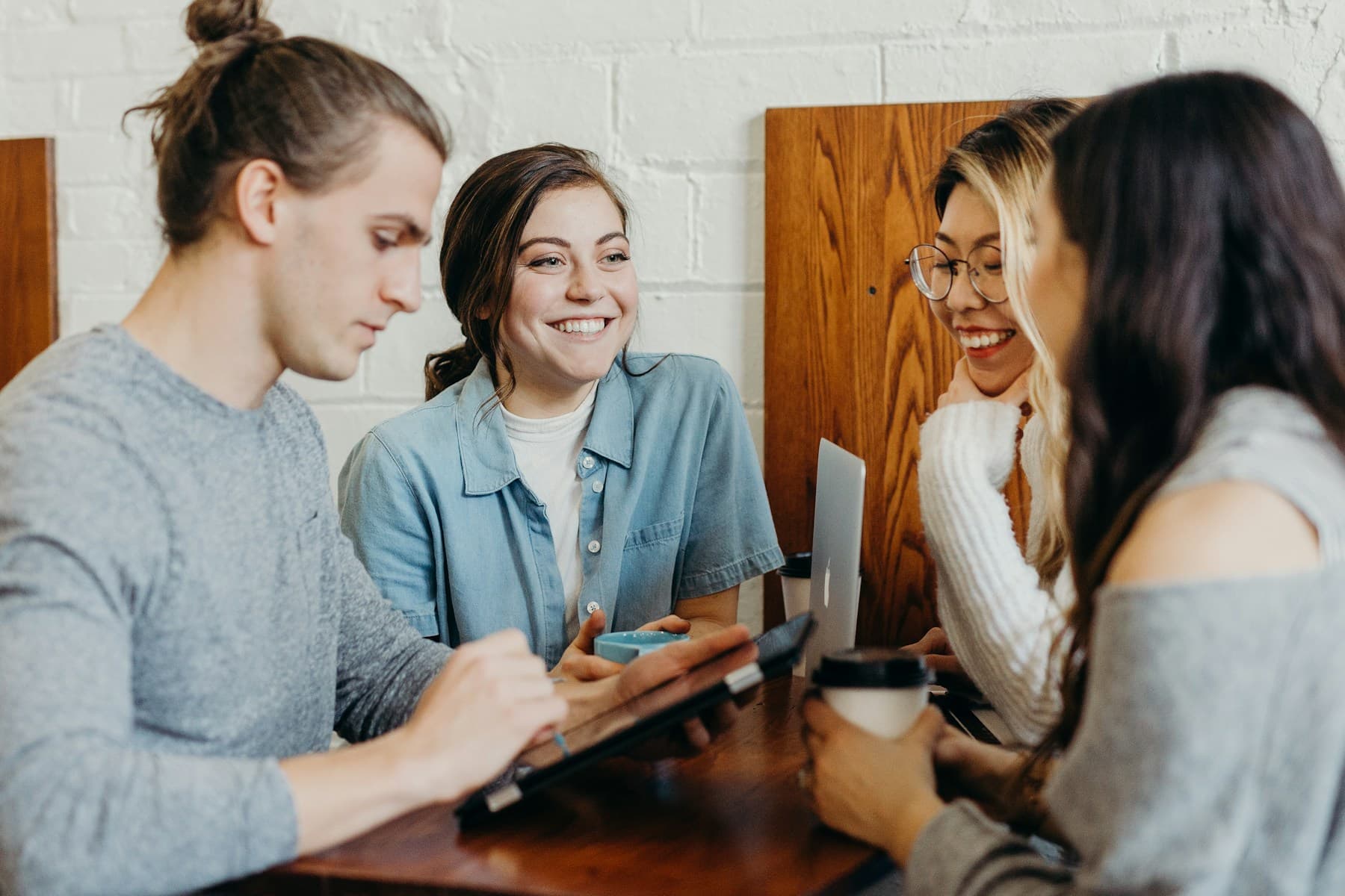 カフェのテーブルを囲む4人の友人